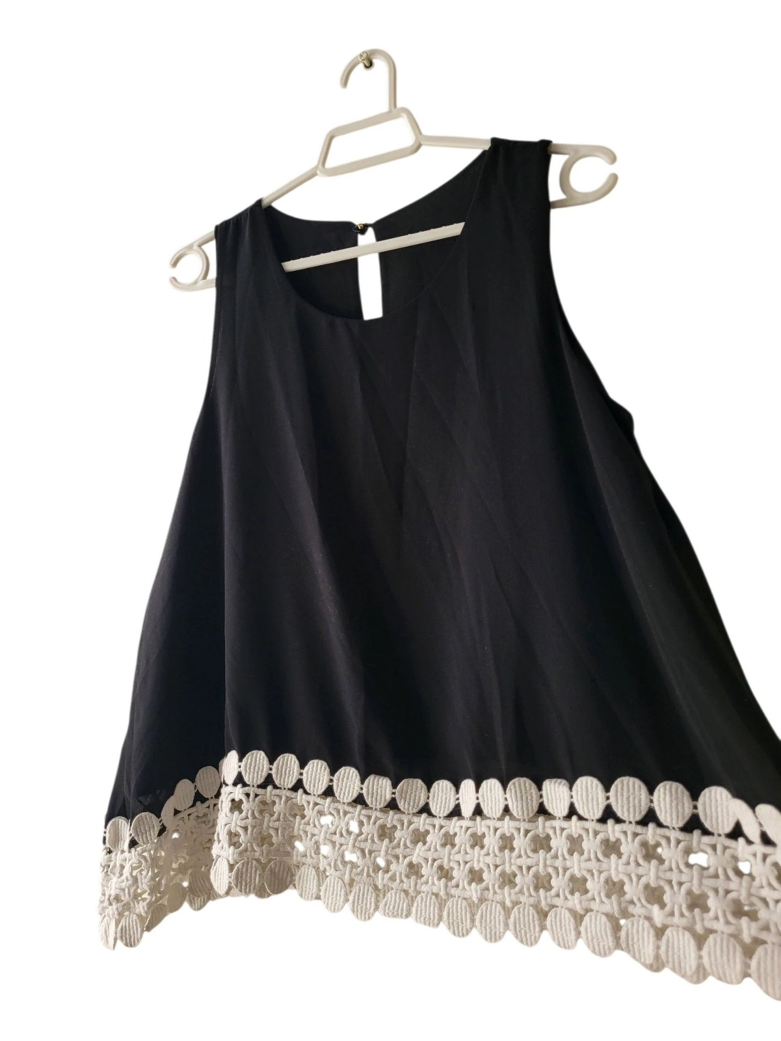 Blusa negra con encaje blanco  – photo 3
